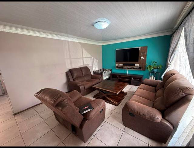 6 BEDROOM HOUSE FOR SALE IN THE REEDS